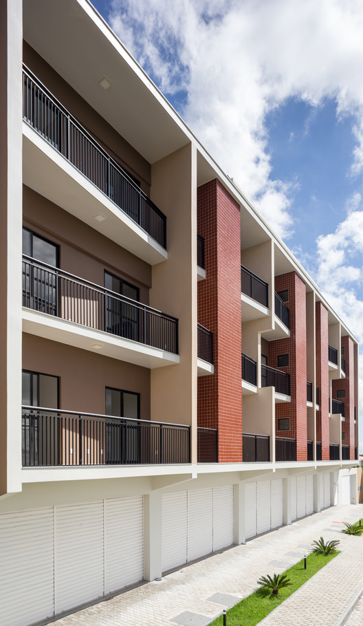 Edifício Residencial Jereissati / Octo Arquitetura + Urbanismo - Fotografia de Exterior, Tijolo, Janela, Fachada
