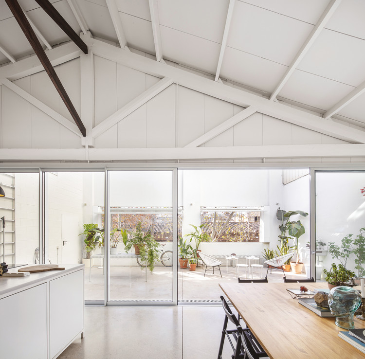 Warehouse Transformation / Thomas Raynaud + Paul Devarrieux - Interior Photography, Kitchen, Table, Windows, Facade, Beam, Chair