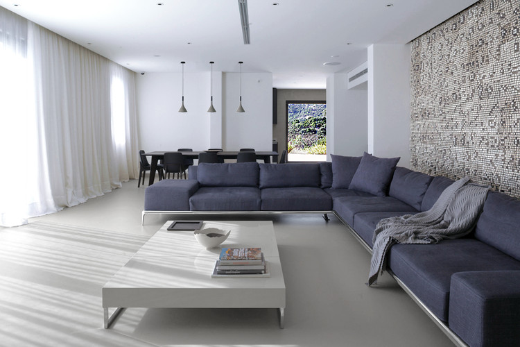 House Along Sardinia's Southern Coast / Pierluigi Piu - Interior Photography, Living Room, Table, Sofa