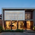 FI 01 Times House - Time House nh&agrave; diện t&iacute;ch 8,4x56m Kh&ocirc;ng gian xanh l&agrave; v&ugrave;ng đệm nhằm ngăn tiếng ồn v&agrave; kh&oacute;i bụi.