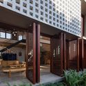 03 Times House - Time House nh&agrave; diện t&iacute;ch 8,4x56m Kh&ocirc;ng gian xanh l&agrave; v&ugrave;ng đệm nhằm ngăn tiếng ồn v&agrave; kh&oacute;i bụi.