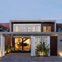04 Times House - Time House nh&agrave; diện t&iacute;ch 8,4x56m Kh&ocirc;ng gian xanh l&agrave; v&ugrave;ng đệm nhằm ngăn tiếng ồn v&agrave; kh&oacute;i bụi.