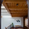 10 Times House - Time House nh&agrave; diện t&iacute;ch 8,4x56m Kh&ocirc;ng gian xanh l&agrave; v&ugrave;ng đệm nhằm ngăn tiếng ồn v&agrave; kh&oacute;i bụi.