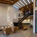 12 Times House - Time House nh&agrave; diện t&iacute;ch 8,4x56m Kh&ocirc;ng gian xanh l&agrave; v&ugrave;ng đệm nhằm ngăn tiếng ồn v&agrave; kh&oacute;i bụi.
