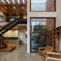 13 Times House - Time House nh&agrave; diện t&iacute;ch 8,4x56m Kh&ocirc;ng gian xanh l&agrave; v&ugrave;ng đệm nhằm ngăn tiếng ồn v&agrave; kh&oacute;i bụi.