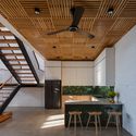 14 Times House - Time House nh&agrave; diện t&iacute;ch 8,4x56m Kh&ocirc;ng gian xanh l&agrave; v&ugrave;ng đệm nhằm ngăn tiếng ồn v&agrave; kh&oacute;i bụi.