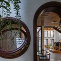 17 Times House - Time House nh&agrave; diện t&iacute;ch 8,4x56m Kh&ocirc;ng gian xanh l&agrave; v&ugrave;ng đệm nhằm ngăn tiếng ồn v&agrave; kh&oacute;i bụi.