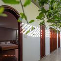 18 Times House - Time House nh&agrave; diện t&iacute;ch 8,4x56m Kh&ocirc;ng gian xanh l&agrave; v&ugrave;ng đệm nhằm ngăn tiếng ồn v&agrave; kh&oacute;i bụi.