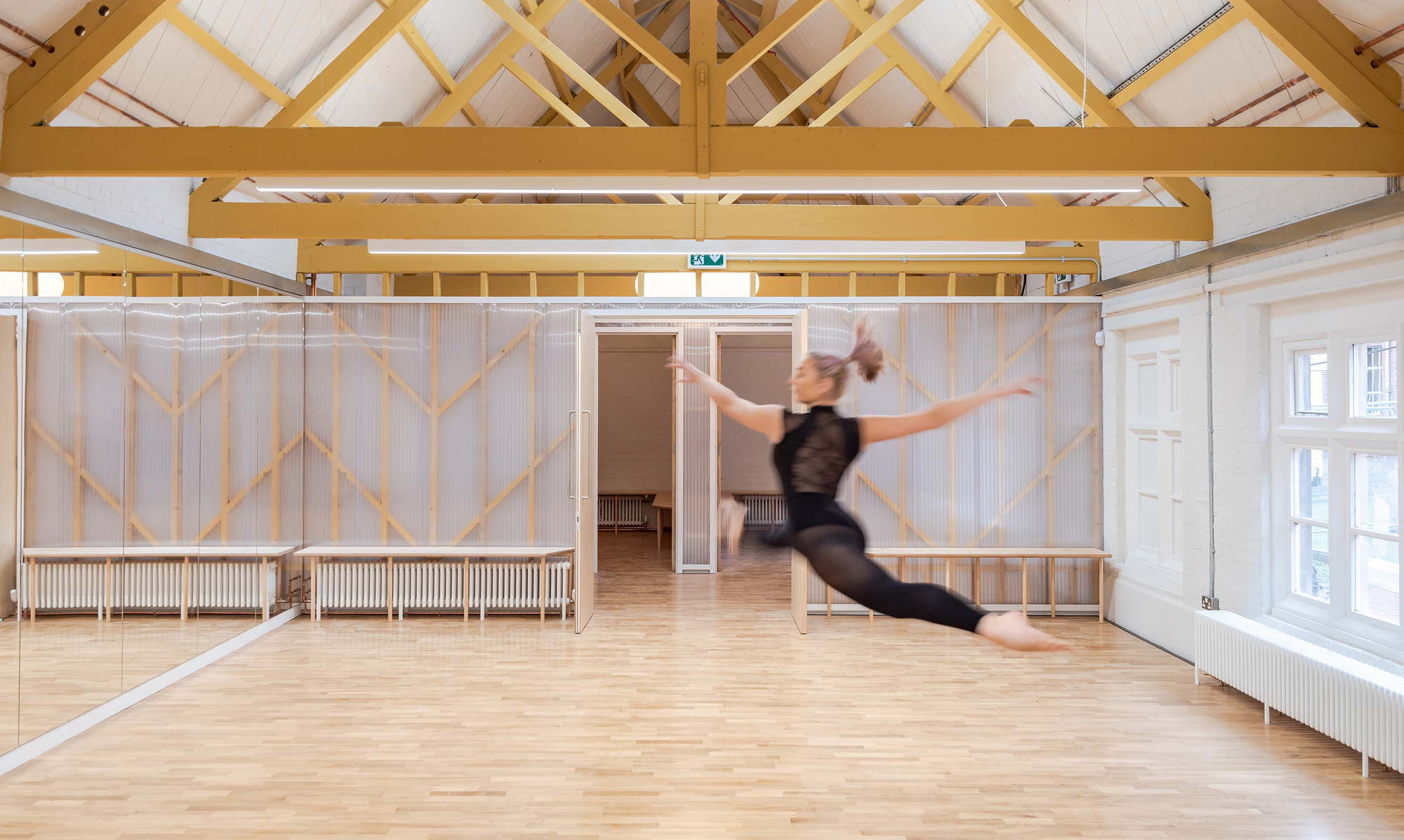 Galeria de Centro de Artes e Dança Harrow / DKCM 7