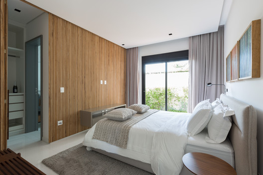 Jukro House / Raiz Arquitetura - Interior Photography, Bedroom, Door, Bed