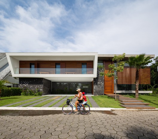 Jukro House / Raiz Arquitetura