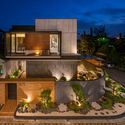3 EXTERIOR 3 - J House / y0 Design Architect: Căn biệt thự hiện đại vị tr&iacute; l&ocirc; g&oacute;c ấn tượng