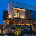 5 EXTERIOR 5 - J House / y0 Design Architect: Căn biệt thự hiện đại vị tr&iacute; l&ocirc; g&oacute;c ấn tượng