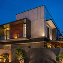 6 EXTERIOR 6 - J House / y0 Design Architect: Căn biệt thự hiện đại vị tr&iacute; l&ocirc; g&oacute;c ấn tượng