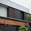 6 EXTERIOR - J House / y0 Design Architect: Căn biệt thự hiện đại vị tr&iacute; l&ocirc; g&oacute;c ấn tượng
