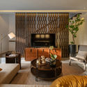 8 LIVING ROOM - J House / y0 Design Architect: Căn biệt thự hiện đại vị tr&iacute; l&ocirc; g&oacute;c ấn tượng