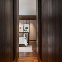 18 WARDROBE ENTRANCE TO MASTER BEDROOM - J House / y0 Design Architect: Căn biệt thự hiện đại vị tr&iacute; l&ocirc; g&oacute;c ấn tượng