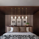 20 MASTER BEDROOM - J House / y0 Design Architect: Căn biệt thự hiện đại vị tr&iacute; l&ocirc; g&oacute;c ấn tượng