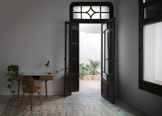 Rehabilitation of Two Dwellings in El Cabanyal / Lola Bataller + Noelia Falcón - Interior Photography, Door