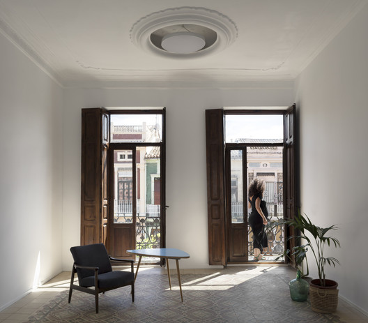 Rehabilitation of Two Dwellings in El Cabanyal / Lola Bataller + Noelia Falcón - Interior Photography, Door