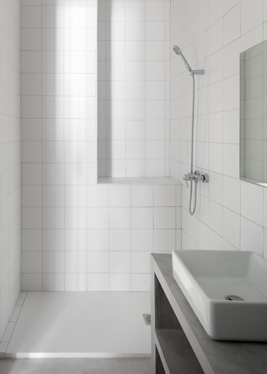 Rehabilitation of Two Dwellings in El Cabanyal / Lola Bataller + Noelia Falcón - Interior Photography, Bathroom