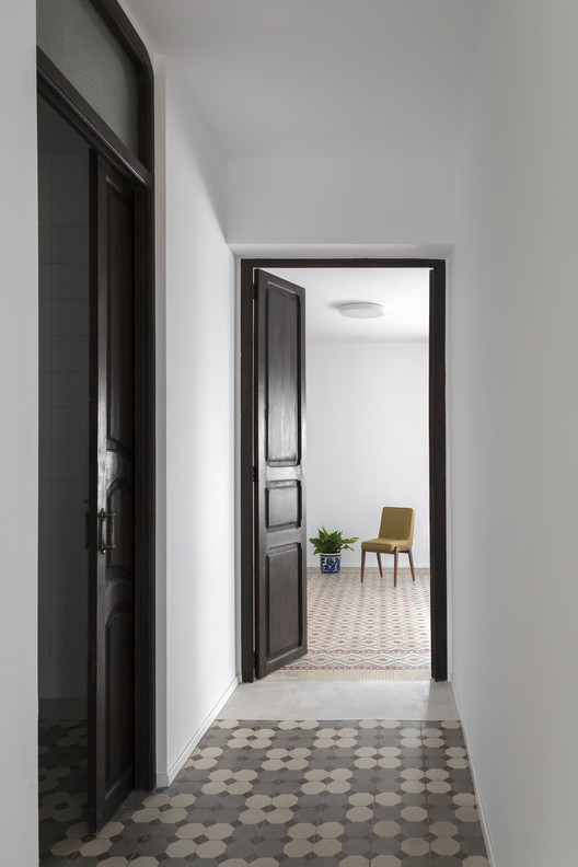 Rehabilitation of Two Dwellings in El Cabanyal / Lola Bataller + Noelia Falcón - Interior Photography, Door