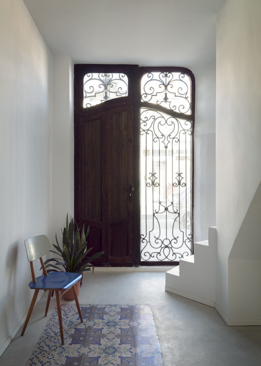 Rehabilitation of Two Dwellings in El Cabanyal / Lola Bataller + Noelia Falcón - Interior Photography, Door