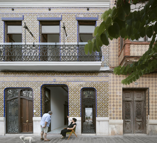Rehabilitation of Two Dwellings in El Cabanyal / Lola Bataller + Noelia Falcón - Exterior Photography, Door, Facade