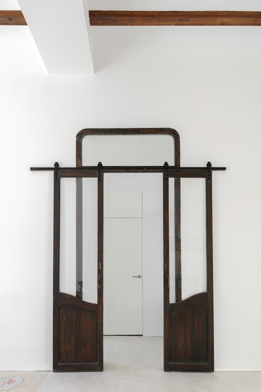 Rehabilitation of Two Dwellings in El Cabanyal / Lola Bataller + Noelia Falcón - Interior Photography, Door