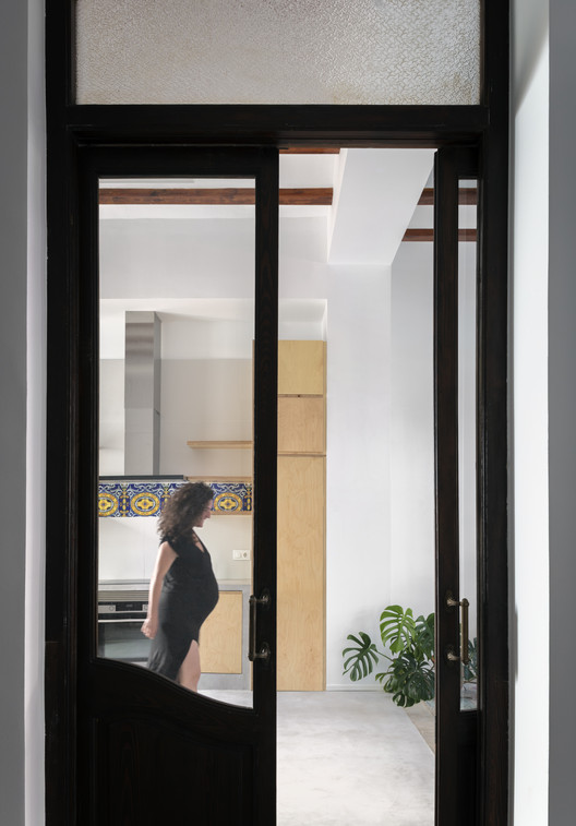 Rehabilitation of Two Dwellings in El Cabanyal / Lola Bataller + Noelia Falcón - Interior Photography, Door