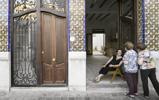 Rehabilitation of Two Dwellings in El Cabanyal / Lola Bataller + Noelia Falcón - Interior Photography, Door