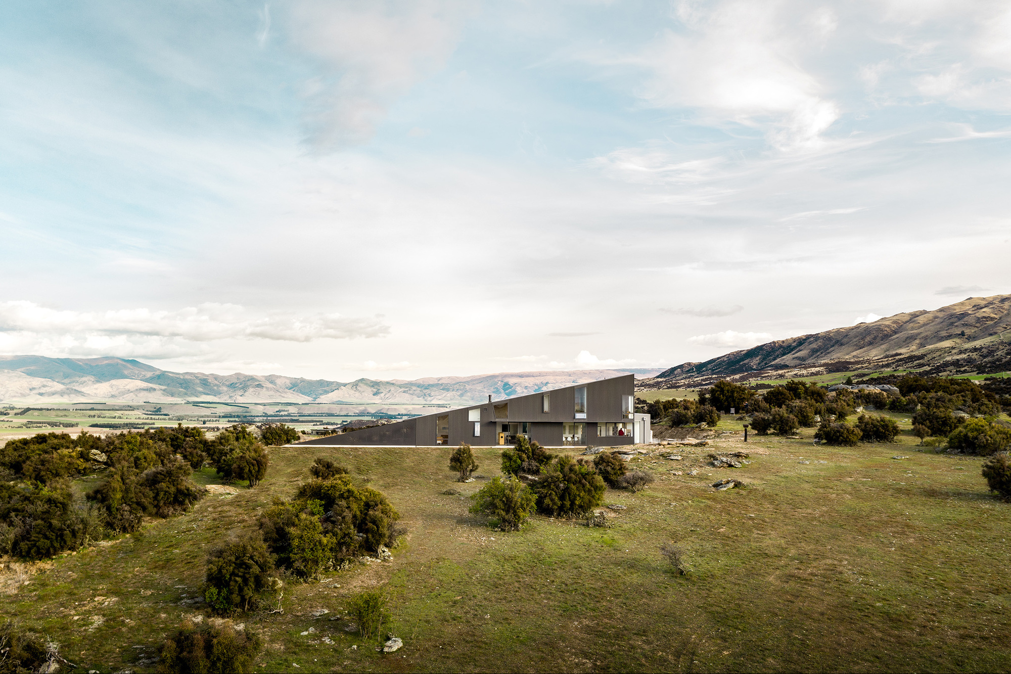 Gallery of Wanaka Wedge House / Actual Architecture 16