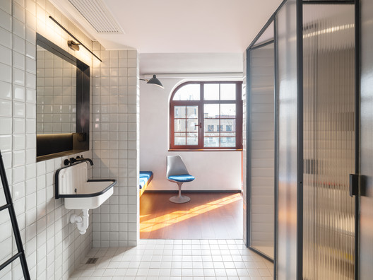 青岛‘广板 Largo’民宿，别墅的风格‘进化’ / 好似飞行 - 室内图, 卫生间, 门