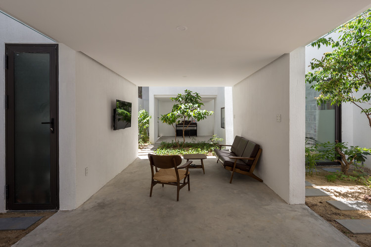 Mệ Loan’s House / H-H Studio - Interior Photography, Table, Chair, Windows, Door