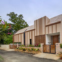 01 FACADE 2 - Ng&ocirc;i nh&agrave; thiết kế  kiến tr&uacute;c hiện đại v&agrave; bao bọc bởi kh&ocirc;ng gian xanh