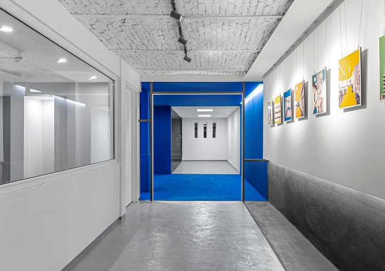 BlueCube Office-Gallery /  Darkefaza-Mahyar Jamshidi - More Images