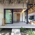 Nosara Teahouse  / LOOP Design Studio - Fotografía interior, Casas, Jardín, Puerta, Fachada, Fijación Vigas, Iluminación, Mesas, Sillas