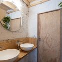 La Cresta Surf Bar / Arjub Studio - Fotografía interior, Baño, Tarjas, Madera, Inodoros, Ventanas