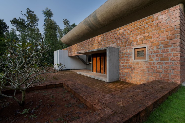 Ovoid House / Greyscale Design Studio - Exterior Photography, Windows, Facade, Courtyard