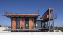 Laboratório Shri Khimji Ramdas Kanya Vidhyalay / SPASM Design Architects