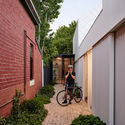 AMA Garden House Derek Swalwell.099 - Ng&ocirc;i nh&agrave; tối ưu kh&ocirc;ng gian ở v&agrave; năng lượng ở &Uacute;c với 2 tầng đẹp
