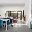 136004 DiningLivingAre - Ng&ocirc;i nh&agrave; 2 tầng ở Mỹ c&oacute; thiết kế hiện đại với v&aacute;ch k&iacute;nh lớn view rộng