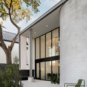 136005 Courtyard2 - Ng&ocirc;i nh&agrave; 2 tầng ở Mỹ c&oacute; thiết kế hiện đại với v&aacute;ch k&iacute;nh lớn view rộng