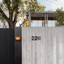 136006 EntryDoorDetail - Ng&ocirc;i nh&agrave; 2 tầng ở Mỹ c&oacute; thiết kế hiện đại với v&aacute;ch k&iacute;nh lớn view rộng