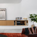 136009 LivingArea - Ng&ocirc;i nh&agrave; 2 tầng ở Mỹ c&oacute; thiết kế hiện đại với v&aacute;ch k&iacute;nh lớn view rộng