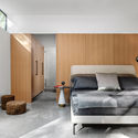 136011 MasterBedroom - Ng&ocirc;i nh&agrave; 2 tầng ở Mỹ c&oacute; thiết kế hiện đại với v&aacute;ch k&iacute;nh lớn view rộng