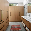 136013 MasterBathroom - Ng&ocirc;i nh&agrave; 2 tầng ở Mỹ c&oacute; thiết kế hiện đại với v&aacute;ch k&iacute;nh lớn view rộng