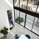 136015 DiningRoomFromL - Ng&ocirc;i nh&agrave; 2 tầng ở Mỹ c&oacute; thiết kế hiện đại với v&aacute;ch k&iacute;nh lớn view rộng
