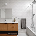 136017 Bathroom2 - Ng&ocirc;i nh&agrave; 2 tầng ở Mỹ c&oacute; thiết kế hiện đại với v&aacute;ch k&iacute;nh lớn view rộng