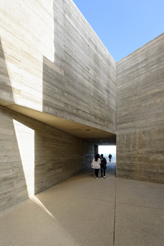 Yosh mushuk katta xoroz tomonidan yirtilgan Uxlayotgan qizni sikadi